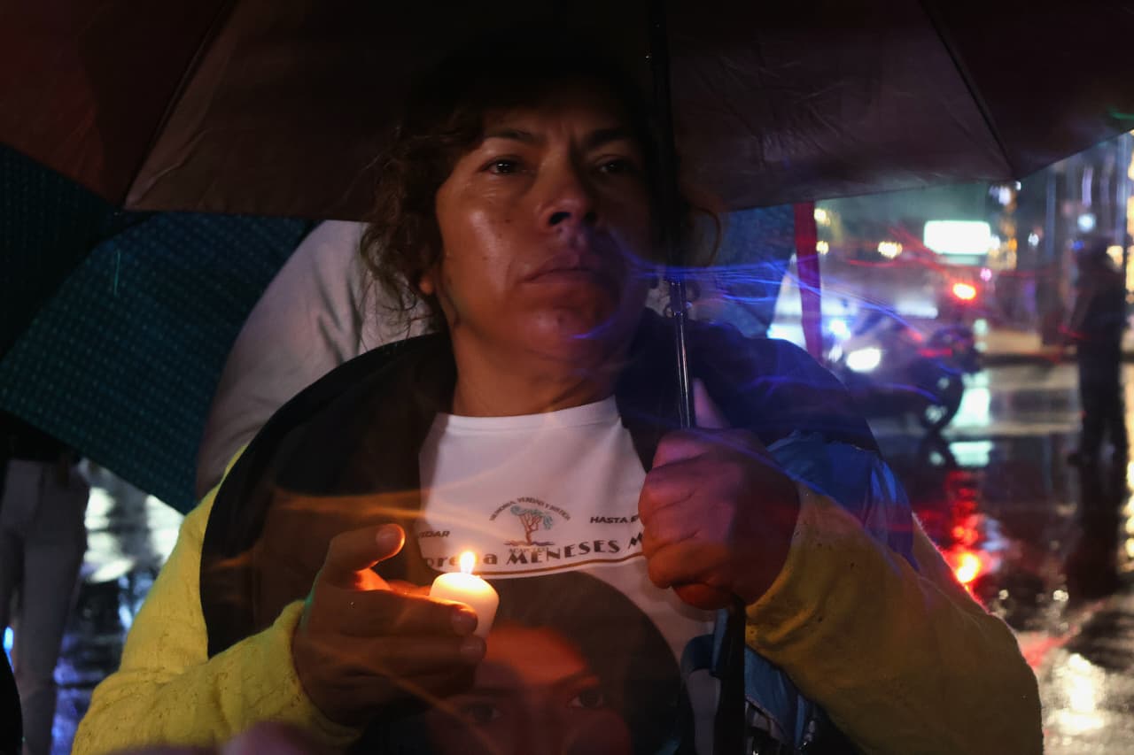 Familias buscadoras marchan en la Ciudad de México con fotografías de personas desaparecidas durante una velada