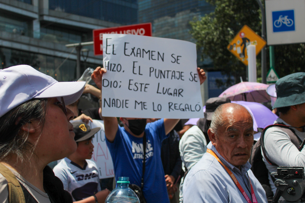 Aspirantes de la UNAM se manifiestan en rectoría y cierran avenida de los insurgentes