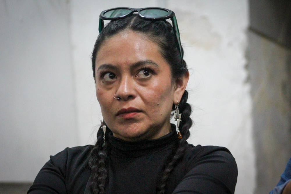 La periodista Penélope Estefanía Galicia durante la conferencia donde denunció agresiones a la prensa libre.