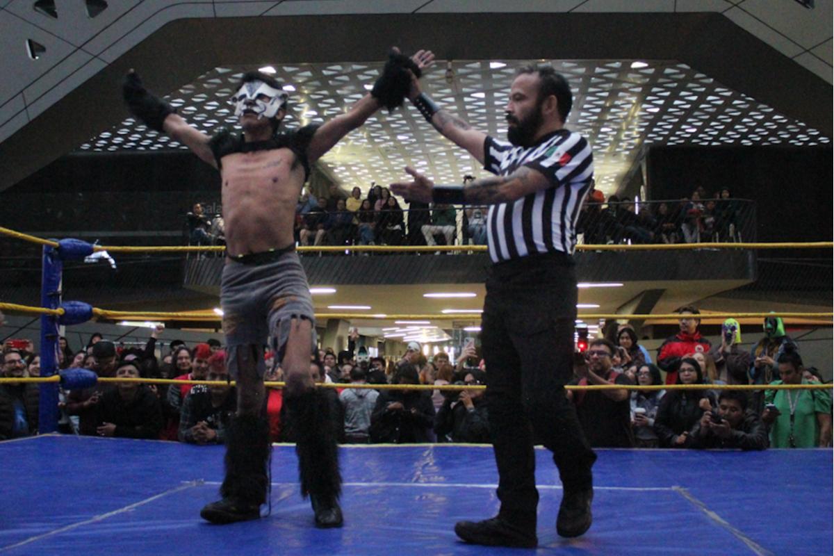 Luchadoras trans de la liga Lucha Trans combaten sobre un ring instalado en la Cineteca Nacional durante la jornada del 22 de agosto de 2026.