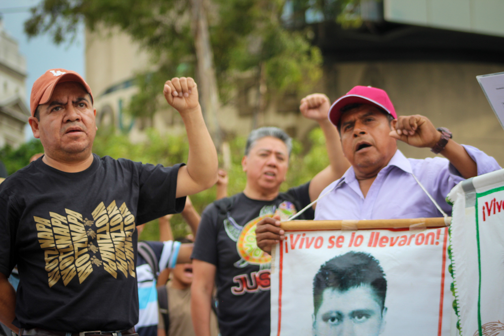 143 Acción Global por Ayotzinapa: madres y padres exigen que Ángel Aguirre hable