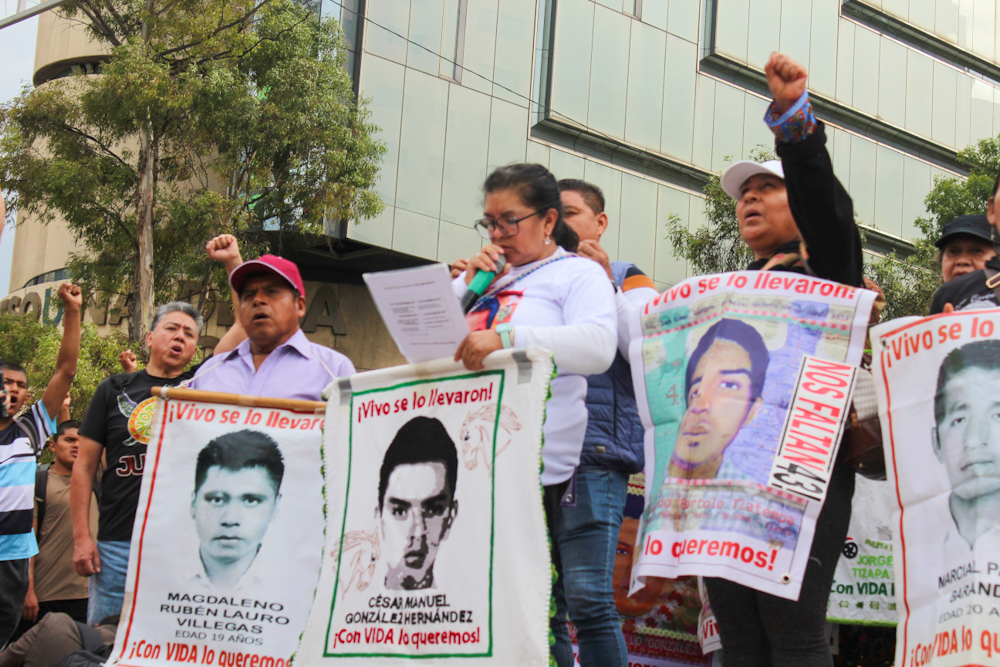 143 Acción Global por Ayotzinapa: madres y padres exigen que Ángel Aguirre hable