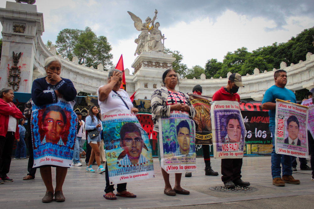 143 Acción Global por Ayotzinapa: madres y padres exigen que Ángel Aguirre hable