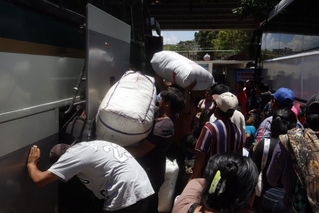 jornaleros indígenas de la Montaña 1 Sin gas ni comida caliente, 117 jornaleros indígenas de la Montaña migran a seis estados del norte