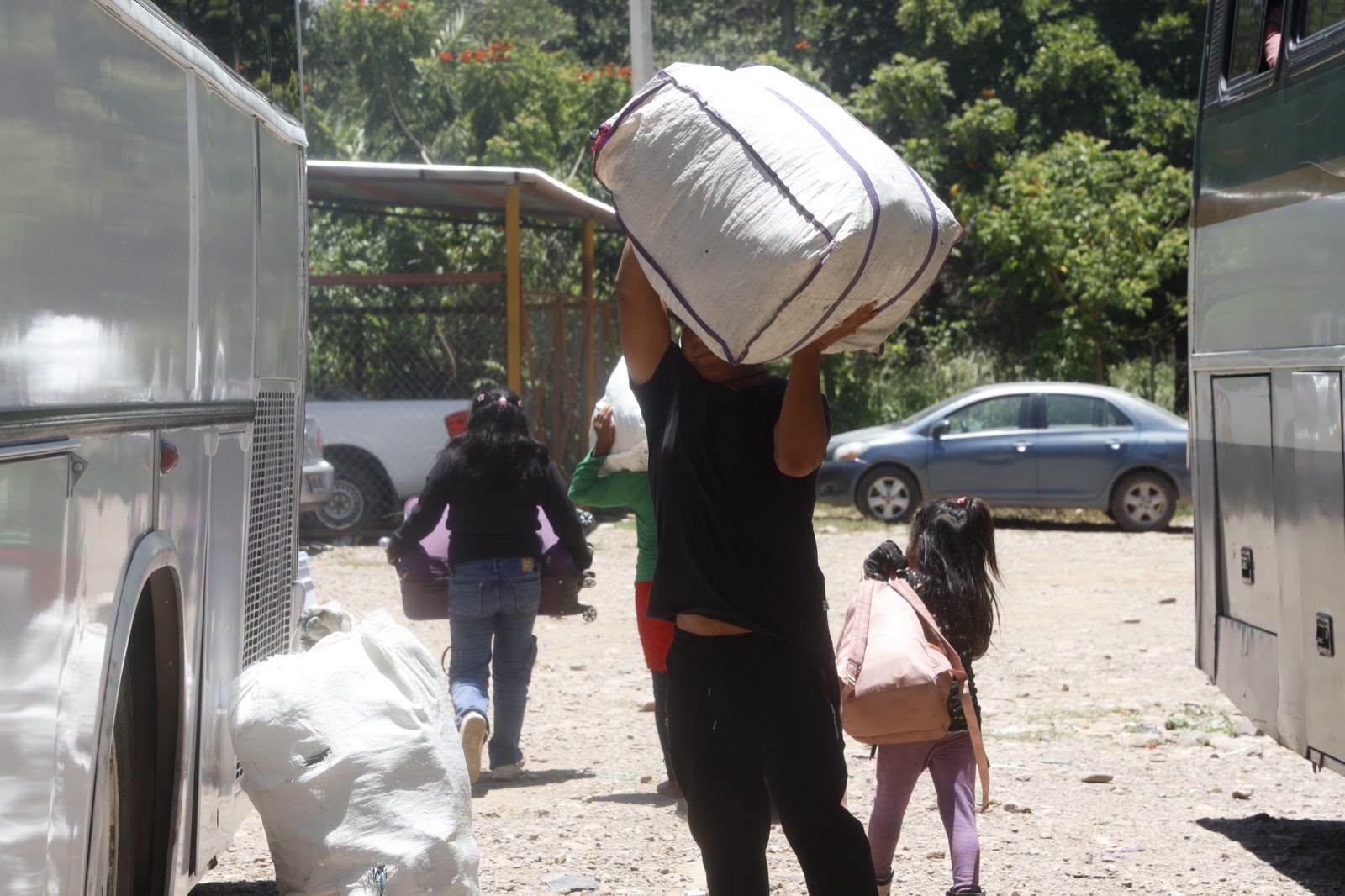 Sin gas ni comida caliente, 117 jornaleros indígenas de la Montaña migran a seis estados del norte