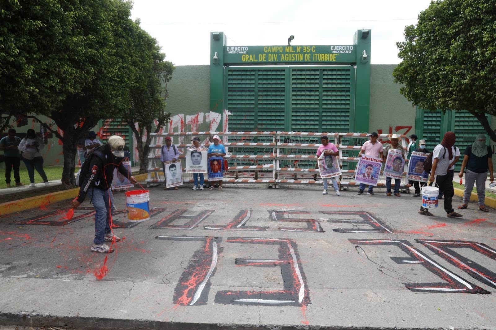 En Iguala, familias de Ayotzinapa exigen al Ejército entregar 853 folios a 12 años de la desaparición