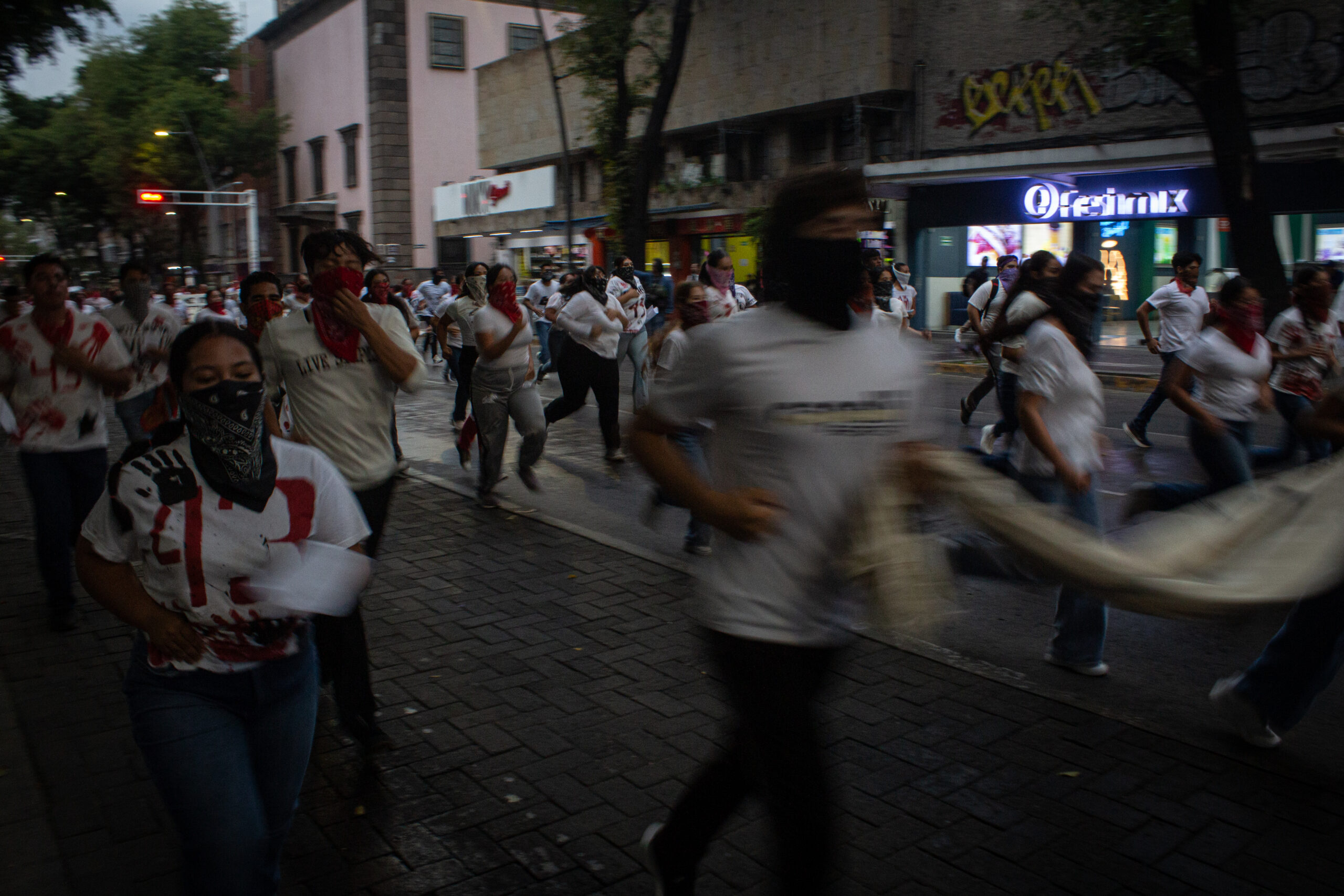 Normalistas de Atequiza marchan en Guadalajara a 12 años de la desaparición de los 43 de Ayotzinapa
