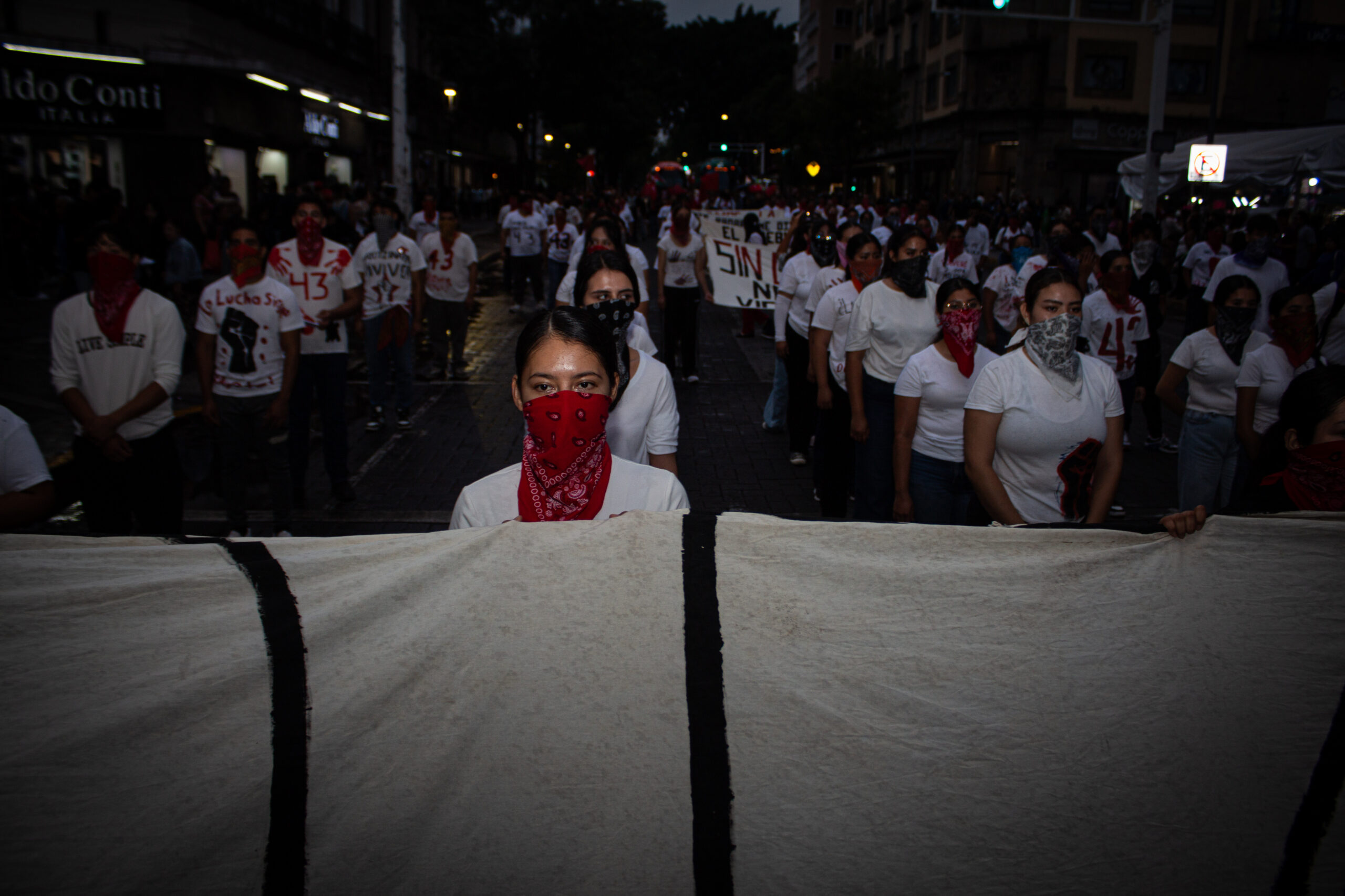 Normalistas de Atequiza marchan en Guadalajara a 12 años de la desaparición de los 43 de Ayotzinapa