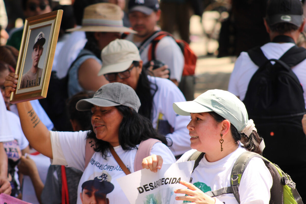 Familias buscadoras llevan las fotos y fichas de búsqueda de sus desaparecidas y desaparecidos
