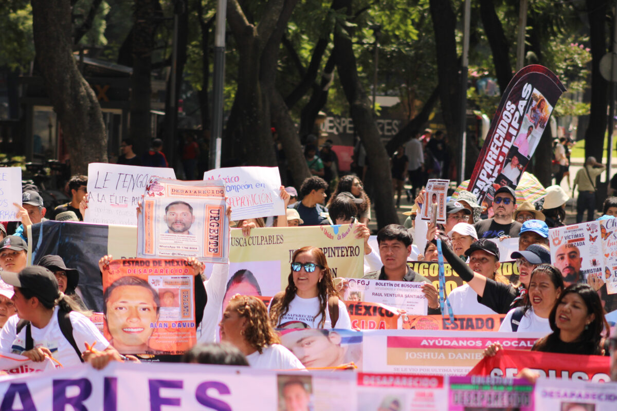 Familias buscadoras marchan del Ángel al Zócalo de CDMX para exigir la localización de más de 132 mil personas desaparecidas en México.