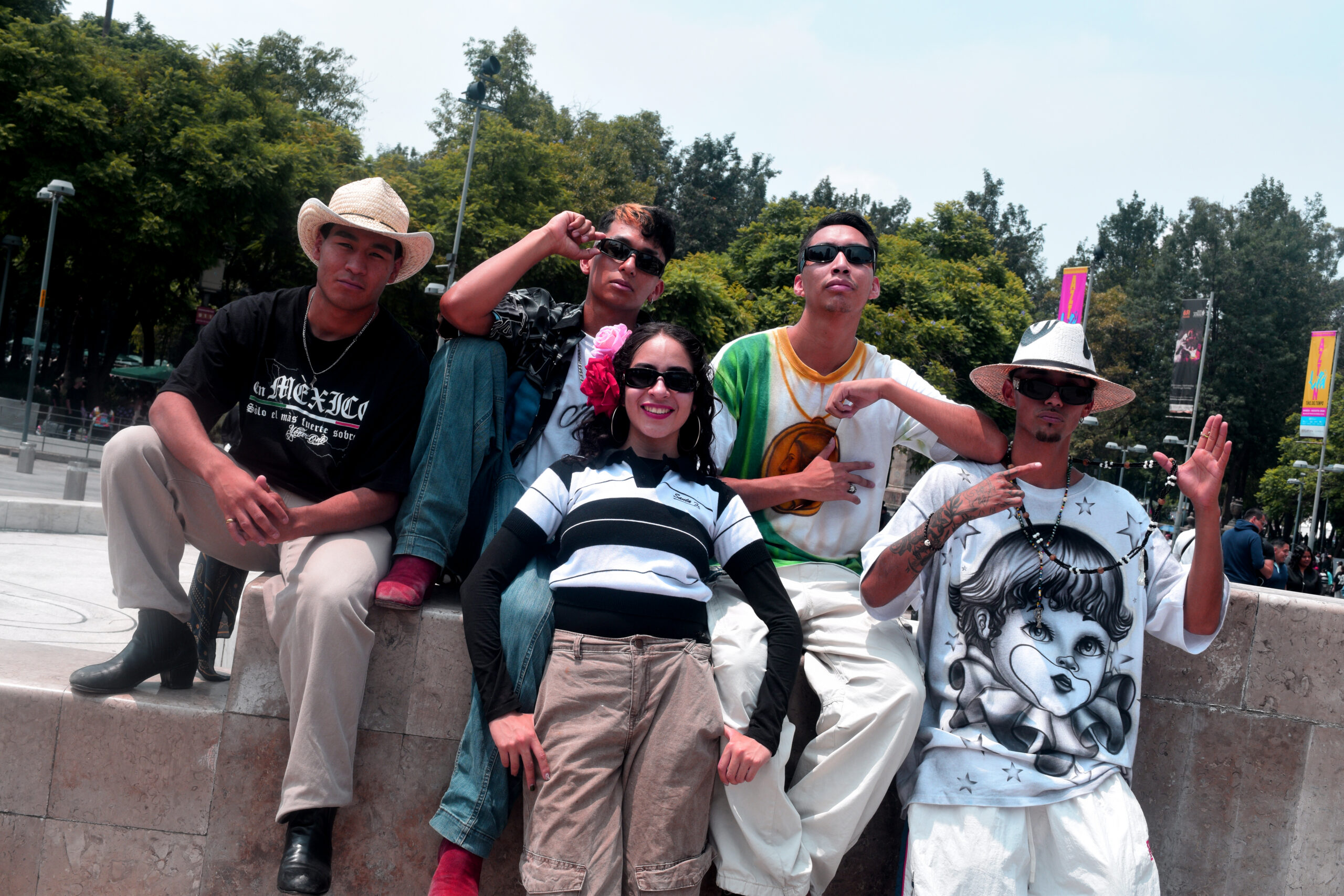 Jarocholos encienden la explanada de Bellas Artes al ritmo de son jarocho y cumbia