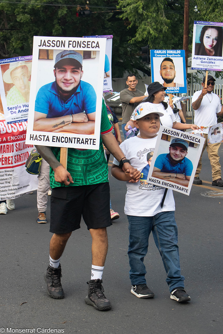 Familias buscadoras marchan en Colima por mil 476 personas desaparecidas