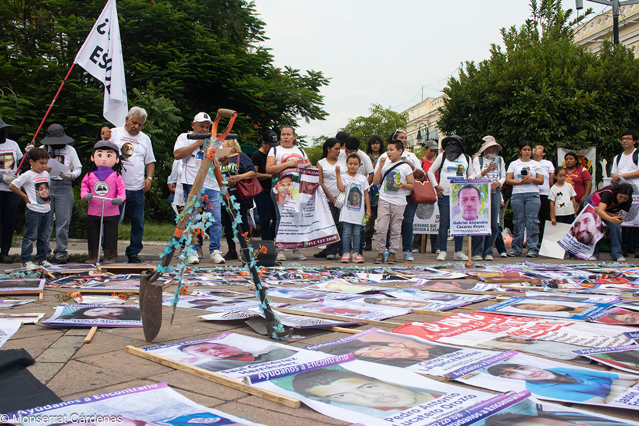Familias buscadoras marchan en Colima por mil 476 personas desaparecidas