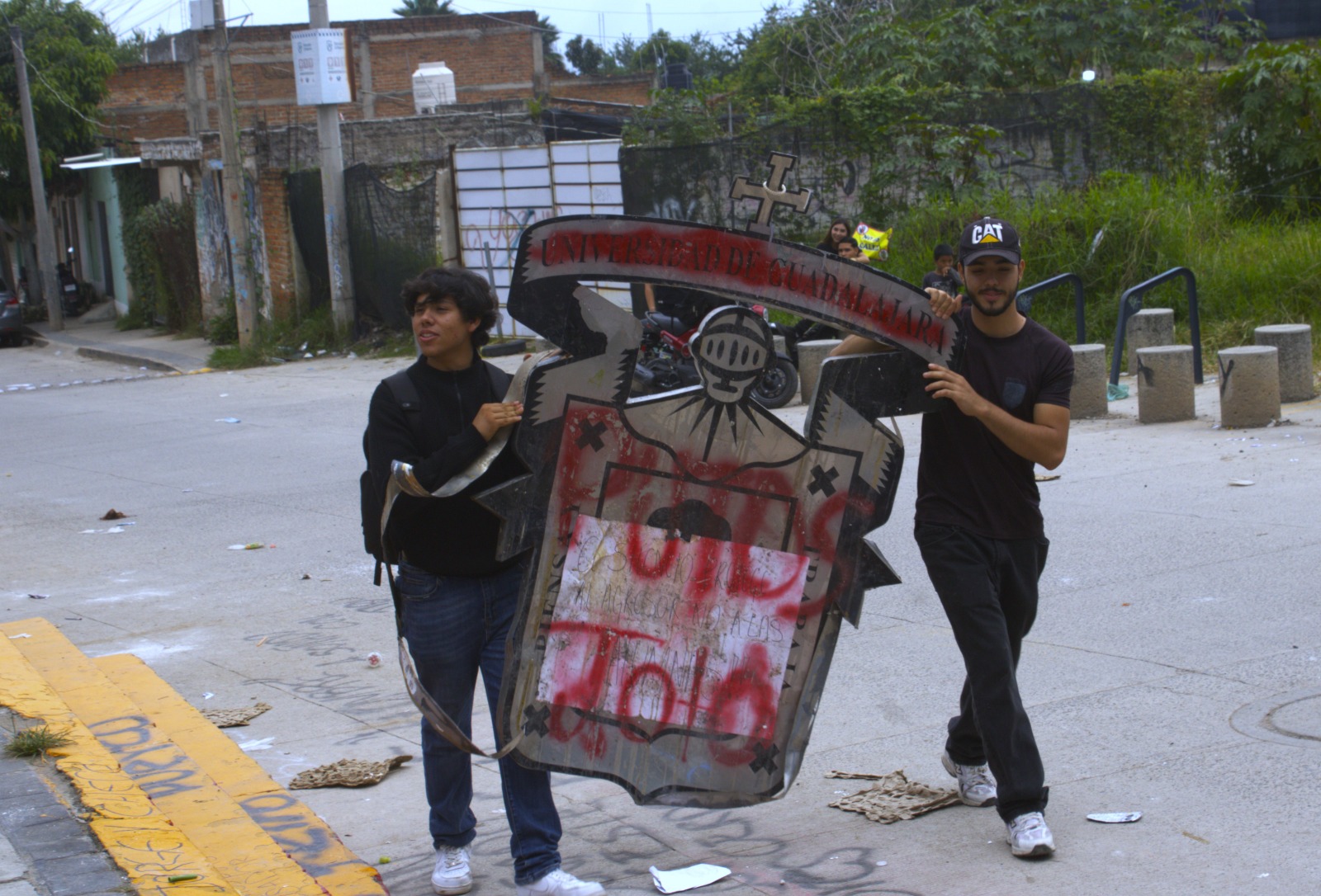 Estudiantes de la Prepa 16 de la UdeG protestan por denuncias de presunto acoso contra un profesor