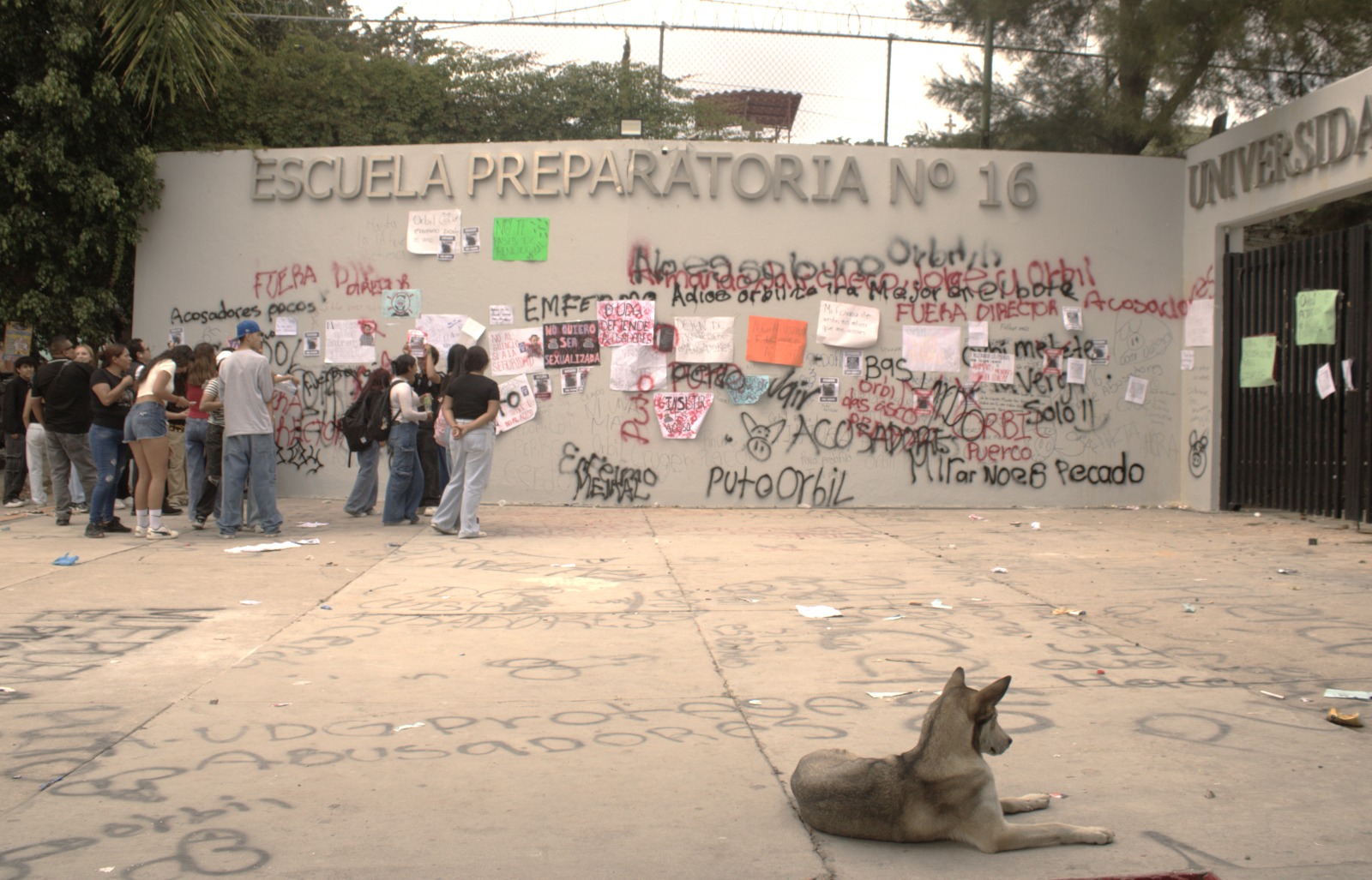 Estudiantes de la Prepa 16 de la UdeG protestan por denuncias de presunto acoso contra un profesor