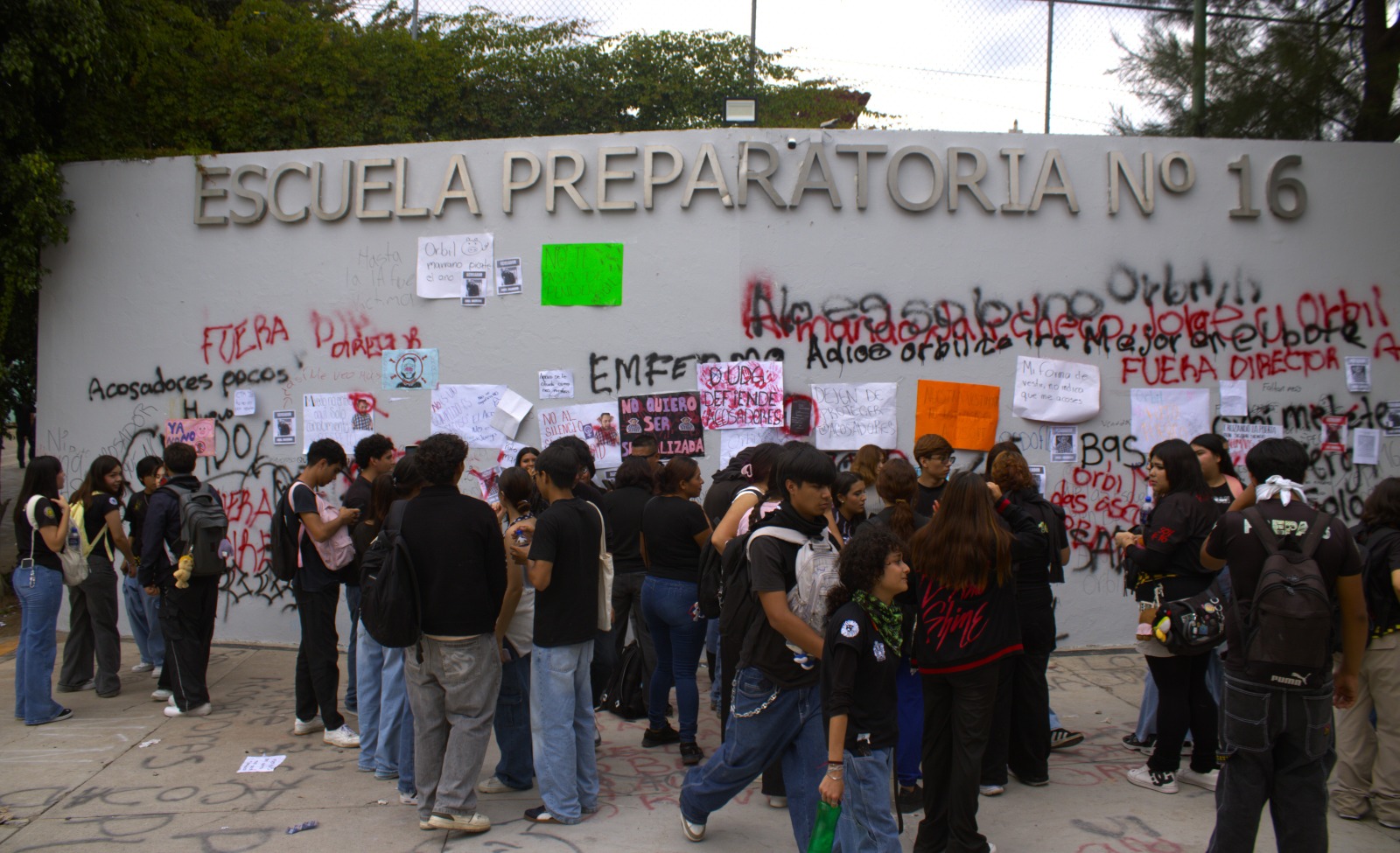 Estudiantes de la Prepa 16 de la UdeG protestan por denuncias de presunto acoso contra un profesor