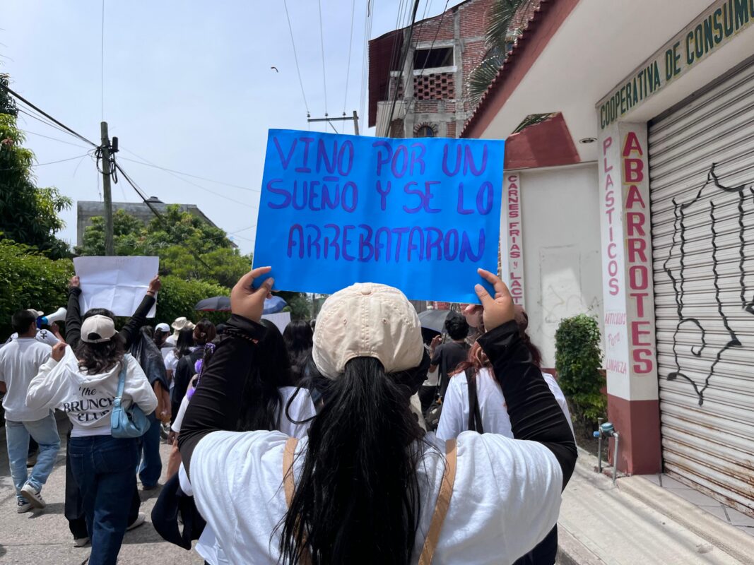 Asistentes cargaron con pancartas durante la marcha-memorial por Claudia Tacoronte.