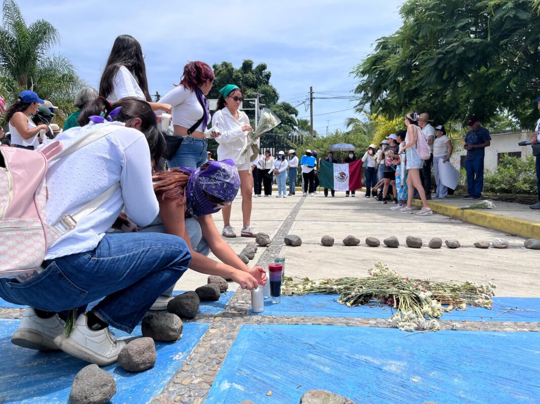 Estudiantes colocaron veladoras y flores en la Casa de la Cultura Cuautla por la marcha-memorial de Claudia Tacoronte.