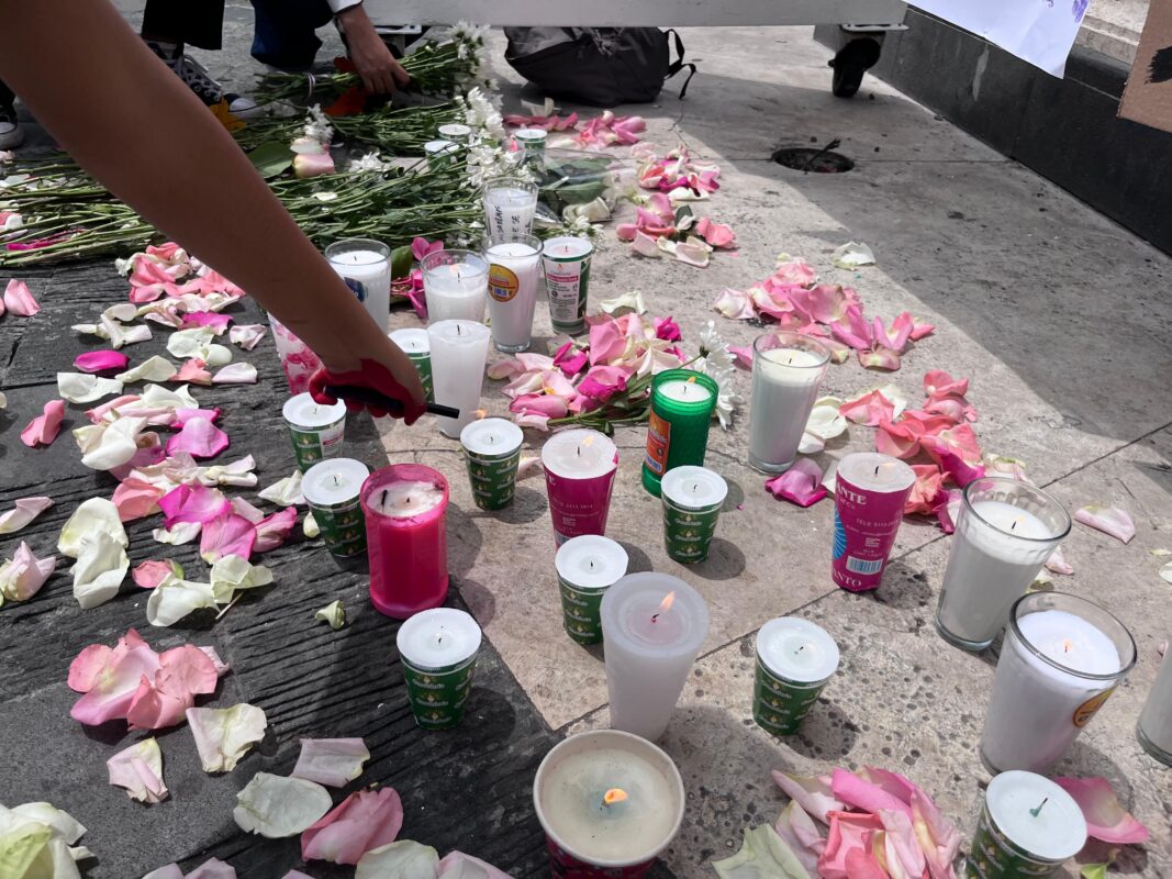 Asistentes de la marcha-memorial de Claudia Tacoronte colocaron veladoras y flores en la Alameda de Cuautla, Morelos.