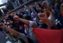 Padres y madres de los 43 de Ayotzinapa se manifiestan en la CNDH; exigen sea investigado el ejército mexicano