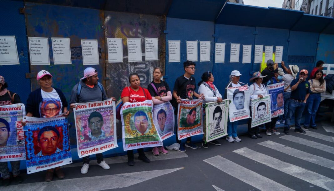WhatsApp Image 2026-09-25 at 9.11.2 Padres y madres de normalistas desaparecidos de Ayotzinapa se manifiestan afuera la SCJN