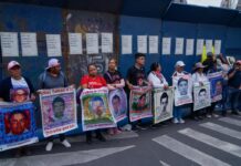 Madres y padres de los 43 de Ayotzinapa se reúnen con Hugo Aguilar en la SCJN Padres y madres de normalistas desaparecidos de Ayotzinapa se manifiestan afuera la SCJN