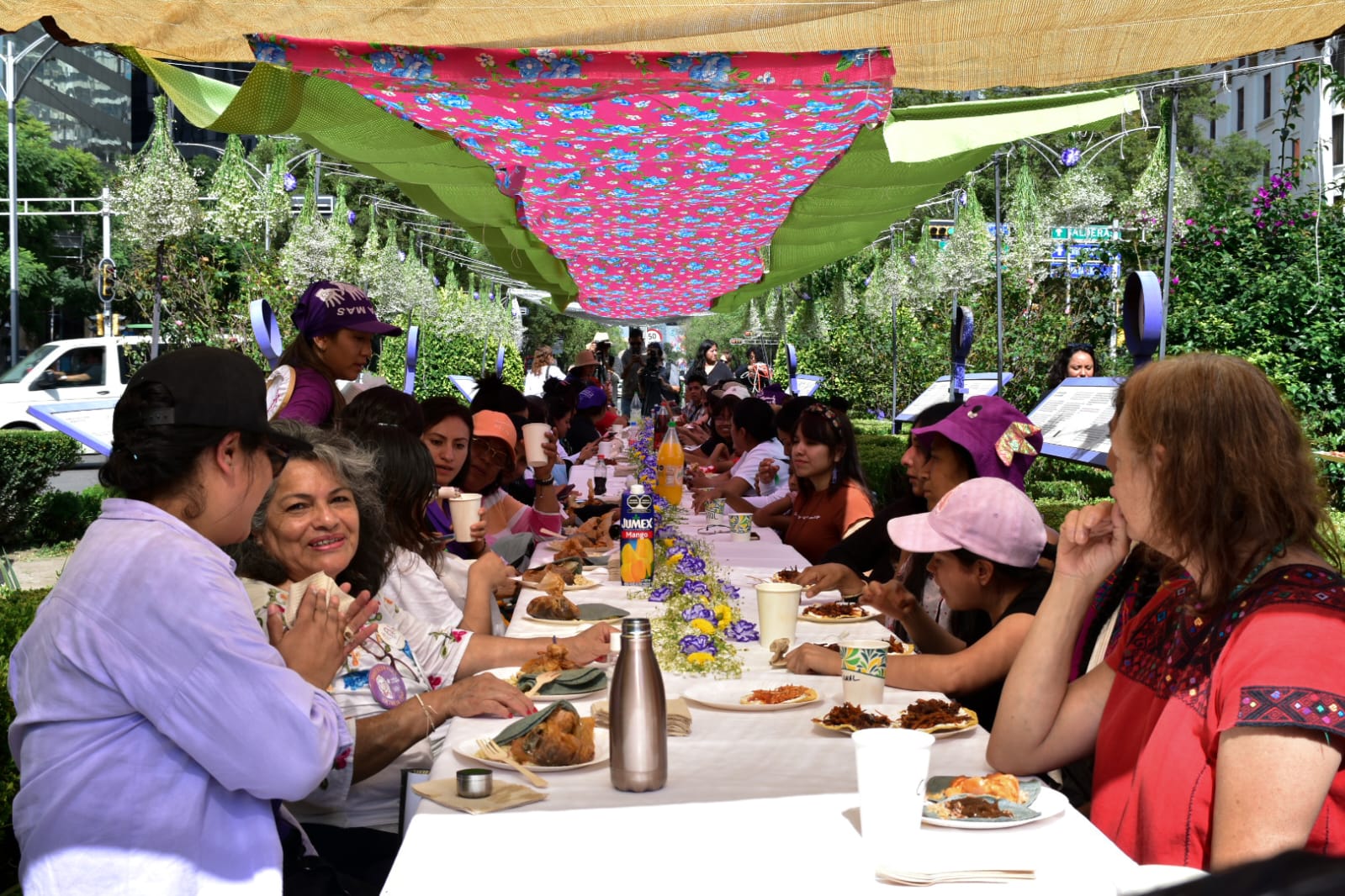 Brindis y comida por la quinta aniversaria de la Glorieta de las Mujeres que Luchan.