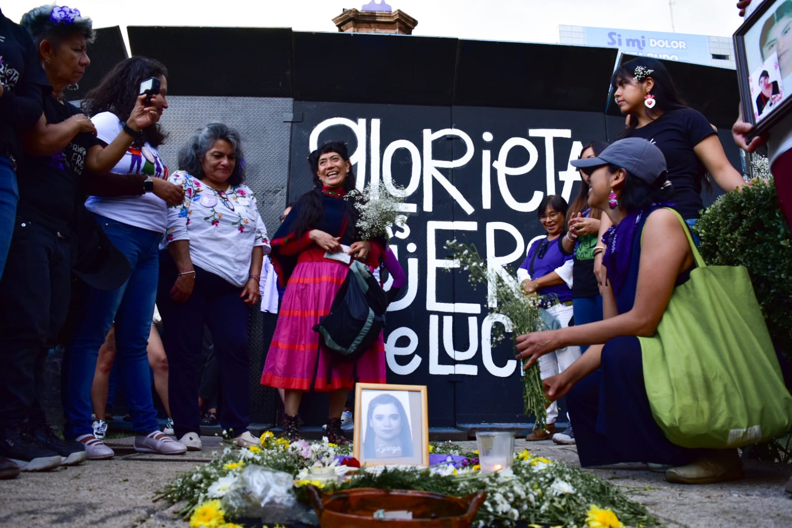 Ofrenda en la Glorieta de las Mujeres que Luchan por las víctimas de feminicidio.
