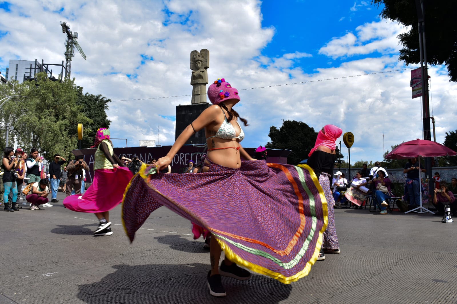Capuchas rosas durante su intervención en la quinta aniversaria de la Glorieta de las Mujeres que Luchan.