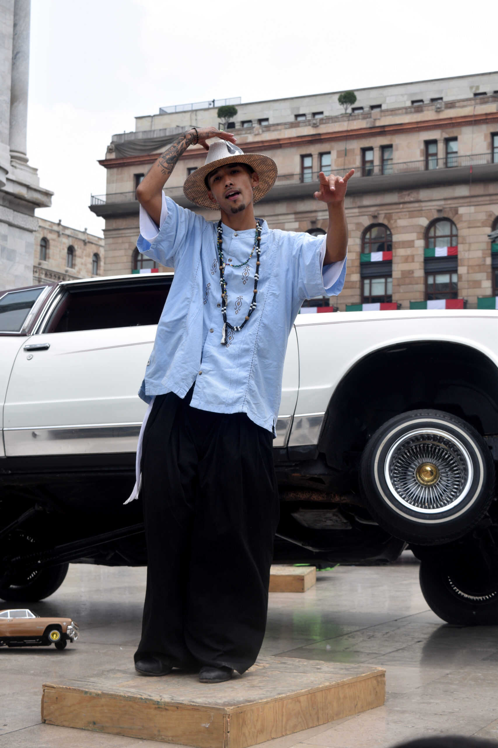 Jarocholos encienden la explanada de Bellas Artes al ritmo de son jarocho y cumbia
