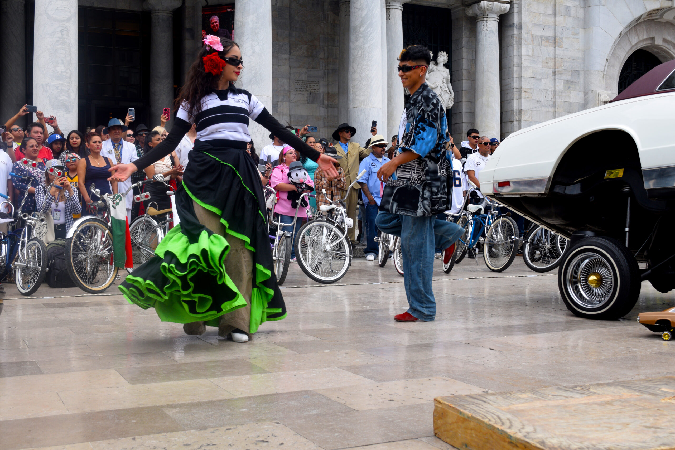 Jarocholos encienden la explanada de Bellas Artes al ritmo de son jarocho y cumbia