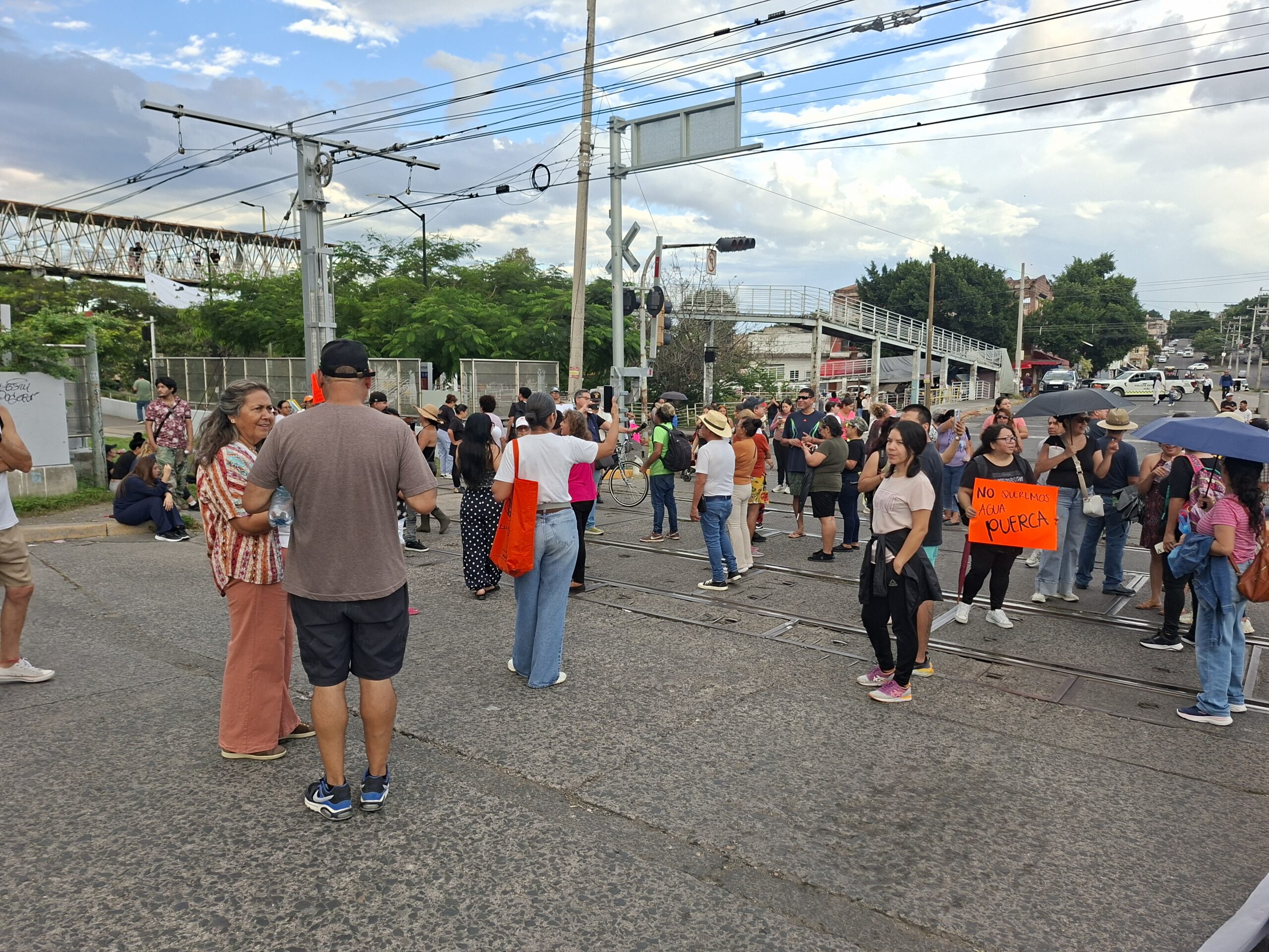 Vecinos de El Sauz bloquean Tren Ligero por agua sucia en Guadalajara