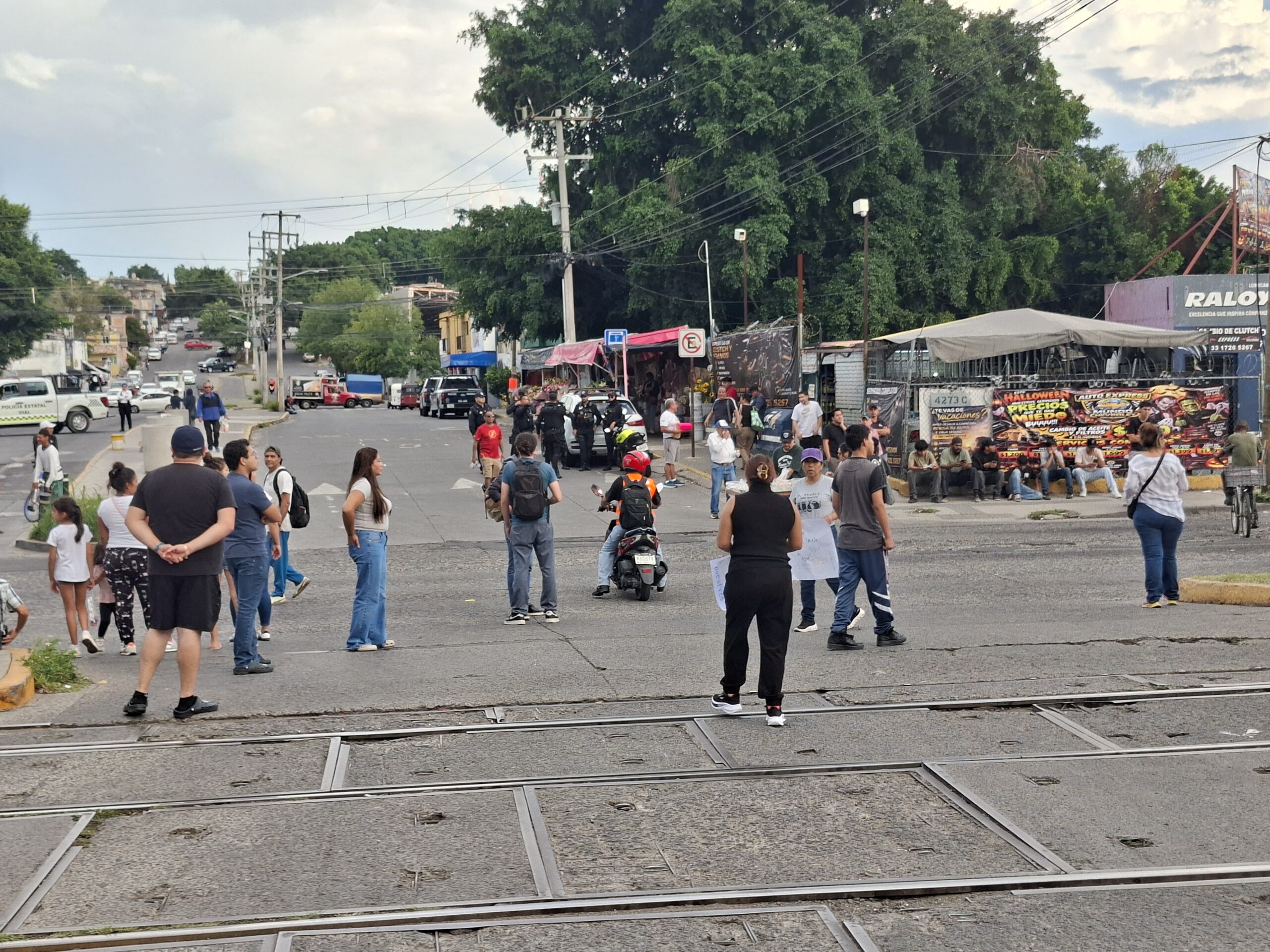 Vecinos de El Sauz bloquean Tren Ligero por agua sucia en Guadalajara