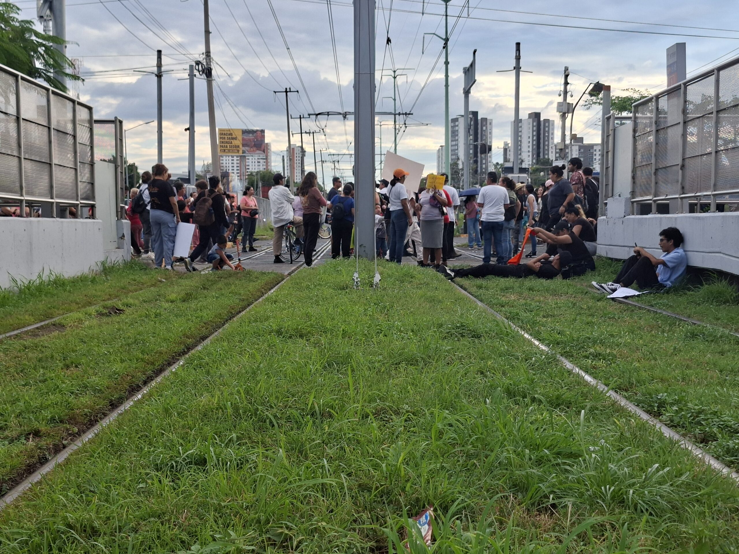 Vecinos de El Sauz bloquean Tren Ligero por agua sucia en Guadalajara