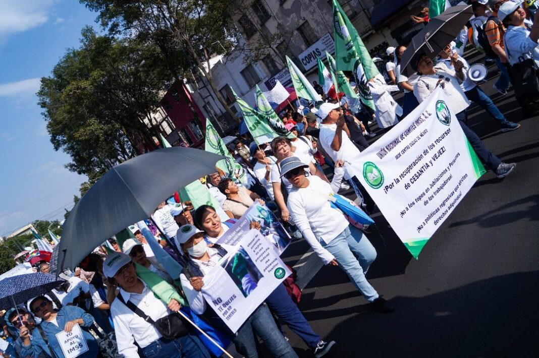 IMG_20261014_113825_135 Trabajadores del IMSS marchan en CDMX contra aumento salarial del 2.9% y exigen destitución de Rafael Olivos