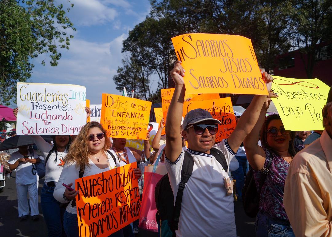 Trabajadores del IMSS marchan en CDMX contra aumento salarial del 2.9% y exigen destitución de Rafael Olivos