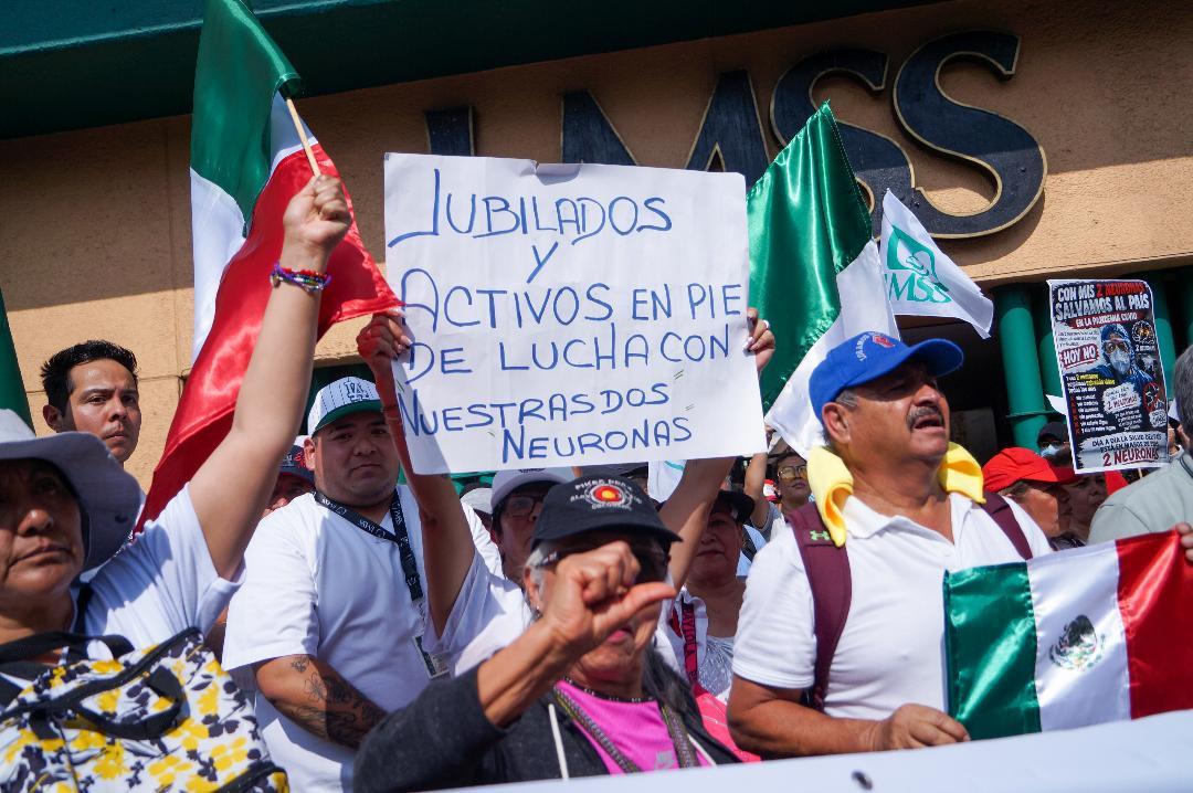 Trabajadores del IMSS marchan en CDMX contra aumento salarial del 2.9% y exigen destitución de Rafael Olivos