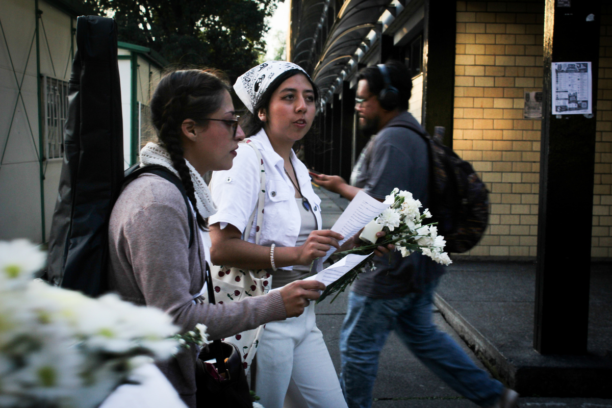 Alumnas de la ESIME Zacatenco del IPN marchan contra la violencia digital de género y los deepfakes sexuales.