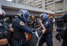 Policías encapsulan y golpean a estudiantes en Metro Tlatelolco; quitan celulares a quienes documentaban