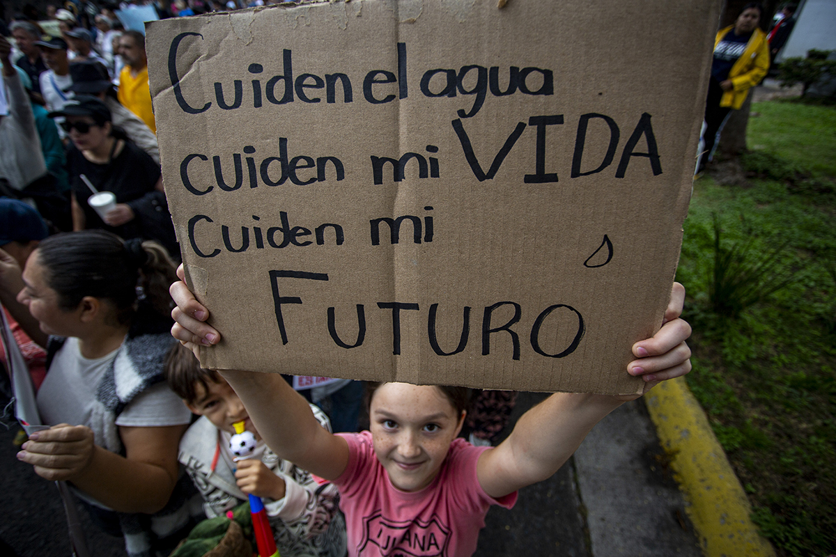 Marcha por agua limpia en Guadalajara: miles exigen a Lemus saber qué hay en el agua que reciben