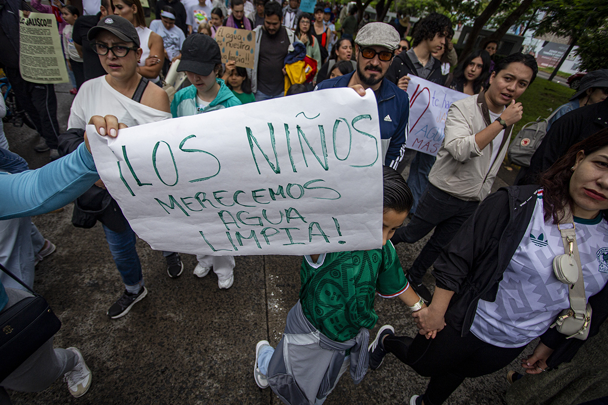 Marcha por agua limpia en Guadalajara: miles exigen a Lemus saber qué hay en el agua que reciben