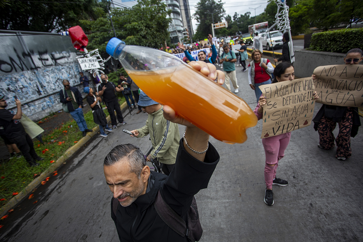 Marcha por agua limpia en Guadalajara: miles exigen a Lemus saber qué hay en el agua que reciben