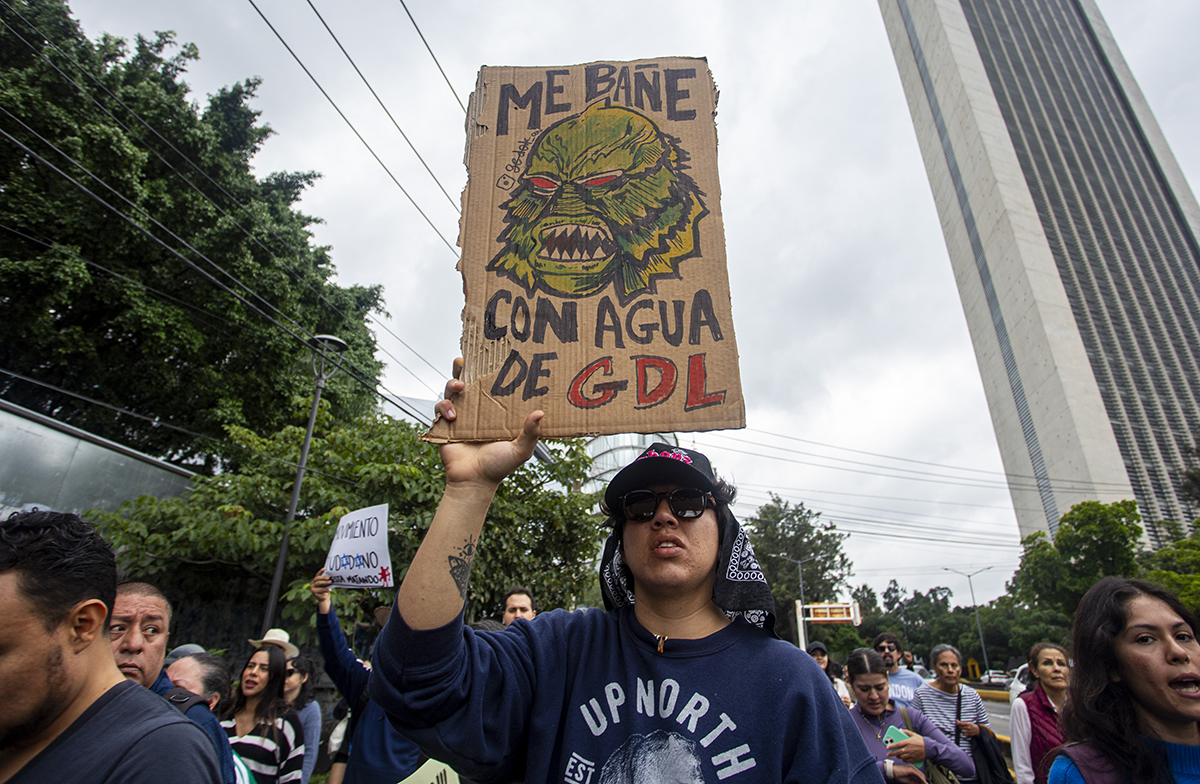 Marcha por agua limpia en Guadalajara: miles exigen a Lemus saber qué hay en el agua que reciben