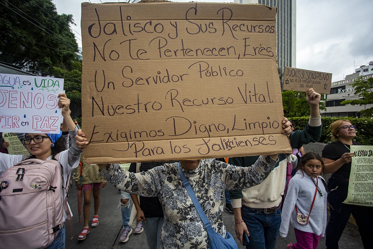 Marcha por agua limpia en Guadalajara: miles exigen a Lemus saber qué hay en el agua que reciben