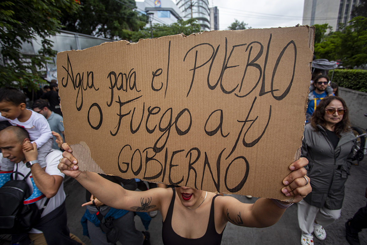 Marcha por agua limpia en Guadalajara: miles exigen a Lemus saber qué hay en el agua que reciben