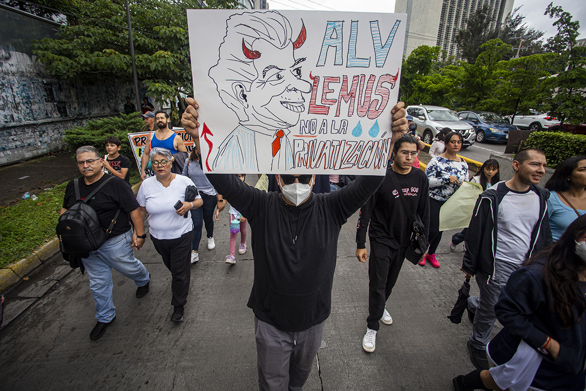 Marcha por agua limpia en Guadalajara: miles exigen a Lemus saber qué hay en el agua que reciben