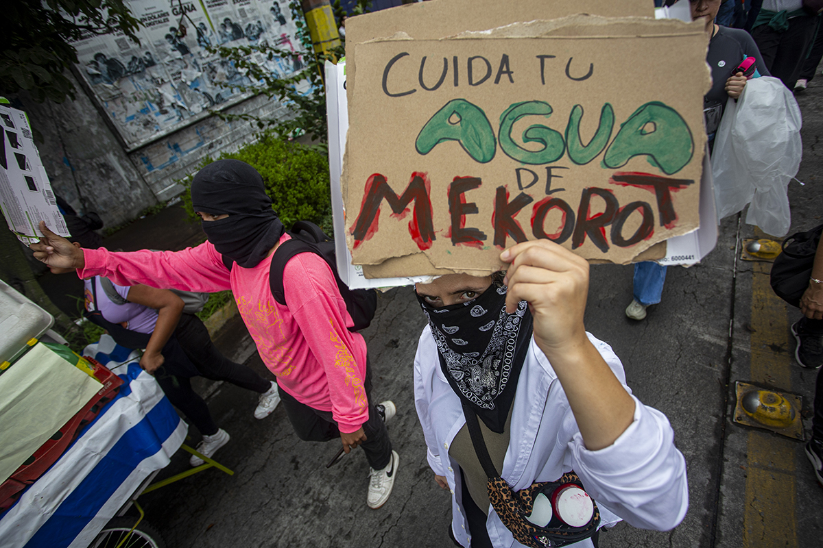 Marcha por agua limpia en Guadalajara: miles exigen a Lemus saber qué hay en el agua que reciben
