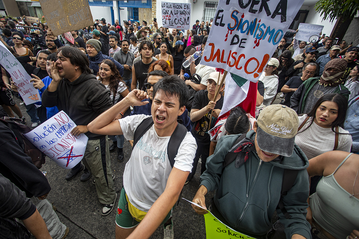 Marcha por agua limpia en Guadalajara: miles exigen a Lemus saber qué hay en el agua que reciben