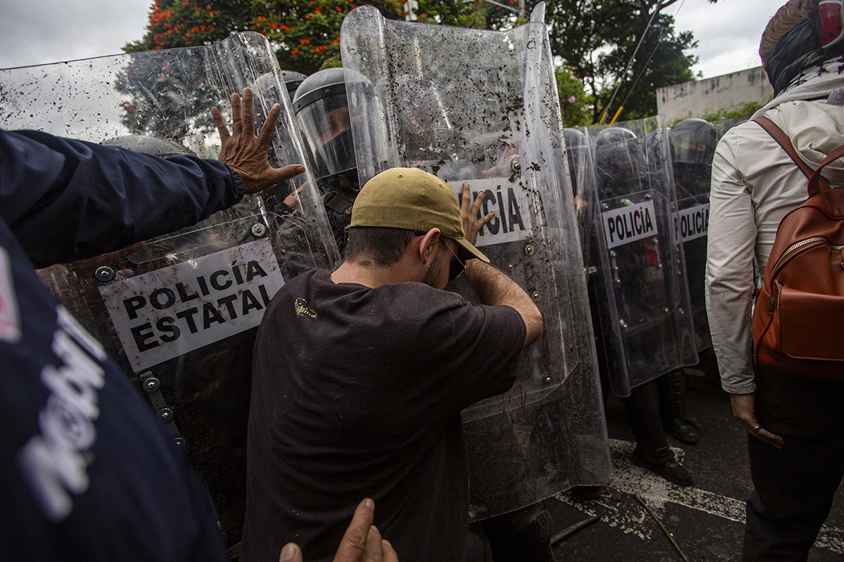 Represión en la marcha por el agua en Casa Jalisco: al menos 52 personas detenidas sin paradero oficial