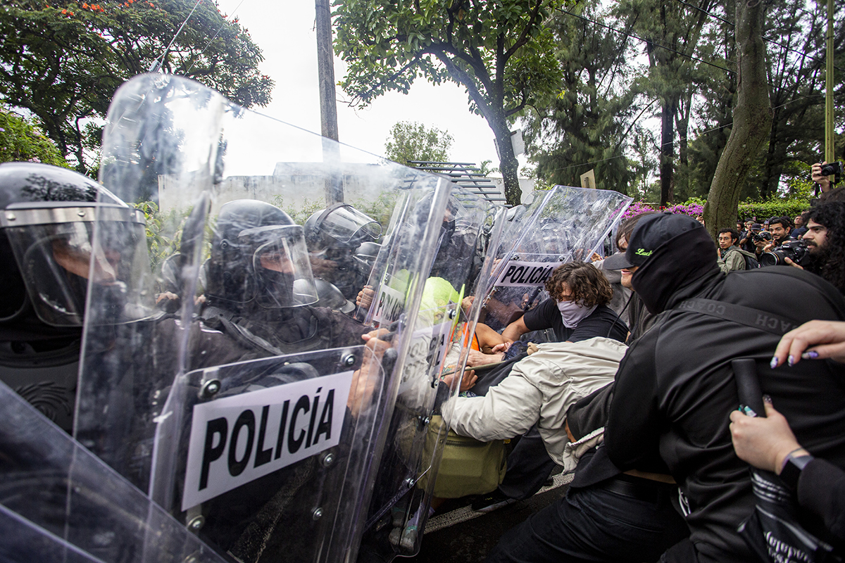 Represión en la marcha por el agua en Casa Jalisco: al menos 52 personas detenidas sin paradero oficial